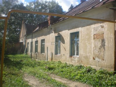 Здание школы-интерната, где в 1920 г. был создан 1-й в Смоленской губернии детский дом для беспризорных и безнадзорных детей, организатором и 1-м директором которого был известный педагог Молявко Марк Романович и завучем Хлебцевич Александра Яковлевна. Ус
