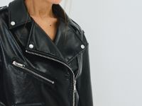 Короткая косуха из искусственной кожи, Черный