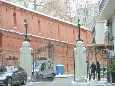 Ограда с пилонами и воротами гостиницы "Метрополь", 1899-1903 гг., архитекторы В.Ф.Валькотт, М.М.Перетяткович