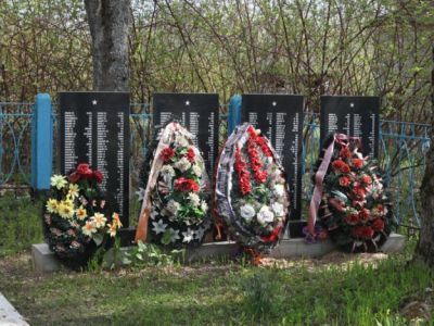 Братская могила воинов Советской Армии, погибших в 1944 г.