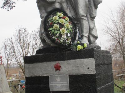 Братская могила советских воинов, погибших в боях с фашистскими захватчиками