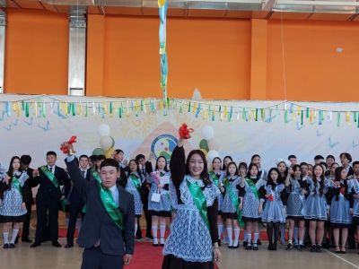 Сергей Местников поздравил с последним звонком выпускников «Айыы кыhата»