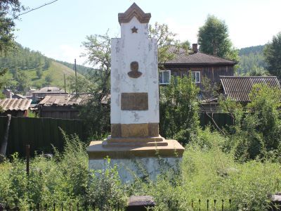 Могила Балтахинова, героя гражданской войны, командира I-го Бурятского партизанского отряда. Установлен памятник