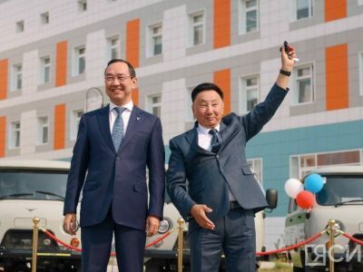 Ключи от новых автомобилей вручили медицинским учреждениям Якутии