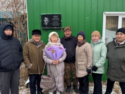 В Оленьке открыли мемориальную доску памяти ветерана ЖКХ Игоря Иванова