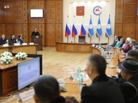 Носителям традиционной культуры вручили стипендии главы Якутии