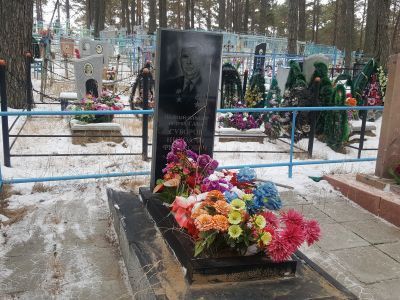 Могила полного кавалера ордена Славы Н.Ф.Суворова (1923-2004 гг.)
