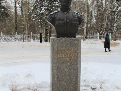 Могила, в которой похоронен А.Ф.Клубов (1918-1944), дважды Герой Советского Союза