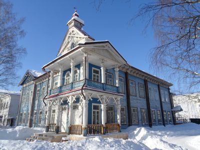 Двухэтажное деревянное здание начальной школы в с. Выльгорт Сыктывдинского района