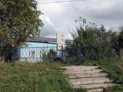 Памятник-стела Герою Советского Союза Волкову Ивану Архиповичу (1914-1942), который  у этого села совершил подвиг и погиб в апреле 1942 г.