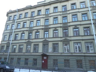 Дом, где в 1840-1844 гг. жил поэт и художник Шевченко Тарас Григорьевич. Здесь с 1875 г. по 1879 г. жил композитор Мусоргский Модест Петрович (кв. 29, 30-б, кв. 25, 26)