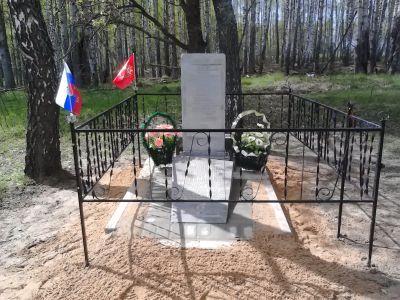 Братская могила советских воинов, погибших в боях с немецко-фашистскими захватчиками