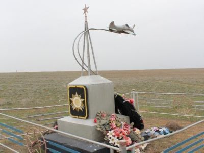 Могила неизвестного летчика, погибшего в Великой Отечественной войне в 1942 г
