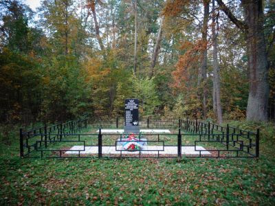 Братская могила воинов Советской Армии, погибших в 1944 г.