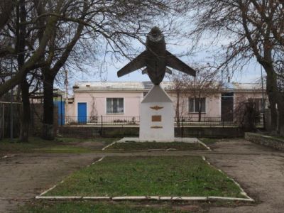 Памятник авиаторам-гвардейцам Краснознаменного Черноморского флота, летчикам реактивных самолетов - испытателям крылатых ракет, 1972 г.