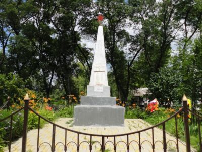 Братская могила советских воинов, погибших в боях с фашистскими захватчиками