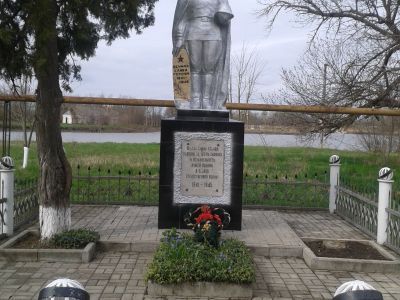 Братская могила советских воинов, погибших в боях с фашистскими захватчиками