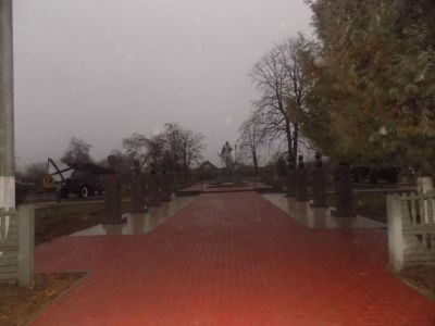 Братская могила воинов Советской Армии, погибших в феврале 1943 года. Захоронено 183 человека воинов и в том числе 10 человек партизан. Установлено фамилий на 148 человек. Скульптура установлена в 1953 году