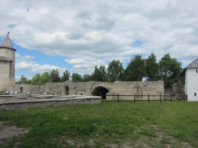 Руины трех засыпанных церквей в Довмонтовой крепости