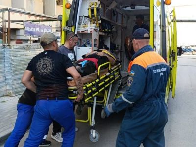 В Якутске с четвертого этажа дома упал мужчина