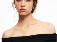 Чёрный лонгслив с открытыми плечами Глория Джинс