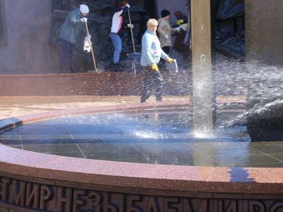 Мрамор мемориала отражает мирное небо