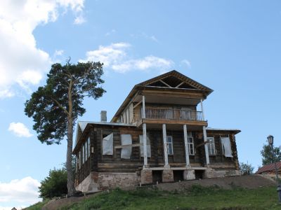 Жилой дом с колонным портиком