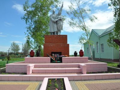 Братская могила советских воинов, погибших в боях с фашистскими захватчиками в 1943 году. Захоронено 7 человек, имя одного человека установлено. Скульптура советского воина