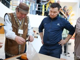 Более 70 кузнецов демонстрируют возможности якутских ножей, разрезая войлок, кости и дерево