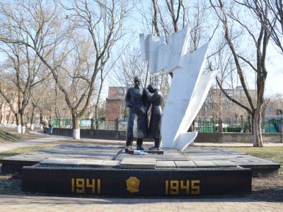 Памятный знак рабочим станкостроительного завода, погибшим в годы Великой Отечественной войны