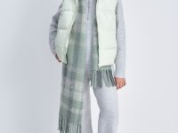 Утепленный жилет с капюшоном