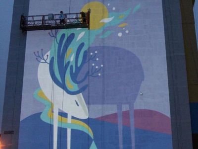 ФОТОФАКТ. Художник и графический дизайнер Софья Шилова начала работу над муралом в Удачном