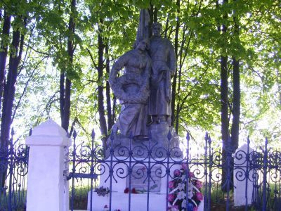 Братская могила 168 воинов Советской Армии, погибших в 1941-1943 гг. в боях с немецко-фашистскими захватчиками. Установлена скульптура