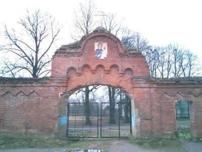 Монастырская ограда с четырьмя воротами