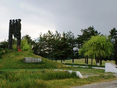 Братская могила мирных жителей - жертв фашистского террора