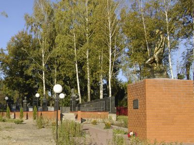 Памятник комсомольцам-подпольщикам р.п. Навля, погибшим в 1942 г. в борьбе с немецко-фашистскими захватчиками