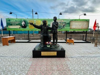 Памятную композицию «Алексей Кулаковский с дедом» установили в Таттинском улусе