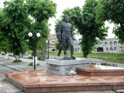Памятник на могиле Героя Советского Союза гвардии капитана С.И. Гусева (ск. О.Н. Аврамченко)