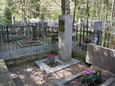 Могила Путина Михаила Елисеевича (1894 - 1969), бригадира обрубщиков завода "Красный Выборжец", инициатора первого договора на социалистическое соревнование