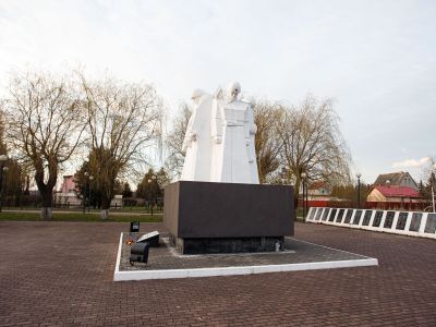 Мемориальный комплекс на братской могиле советских воинов, погибших в феврале 1945 года (арх. А.В. Марков)