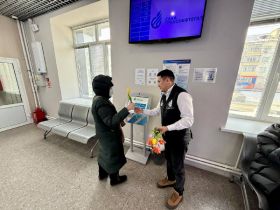 Цветами встретили посетительниц в службе единого окна «Сахатранснефтегаза»