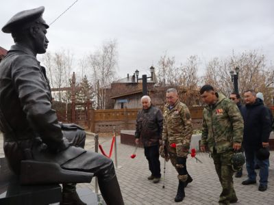 В Якутске возложили цветы к памятнику государственному деятелю Степану Аржакову