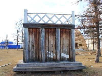 Трибуна, сооруженная в 1937 г. в честь 15-летия АССР, где выступил во время национального праздника ысыах П.А. Ойунский