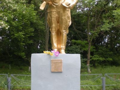 Братская могила советских воинов, погибших в боях с фашистскими захватчиками