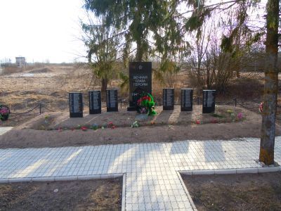 Братская могила советских воинов, погибших в борьбе с фашистами