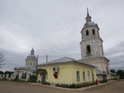 Храмовый комплекс церкви Вознесения Господня, 1796-1801, 1835-1838, 1874-1875, 1900 гг., архитекторы Ф.М.Росляков, А.Е.Тимофеев, И.А.Чарушин, иконописцы П.М.Горев, И.И.Трубников