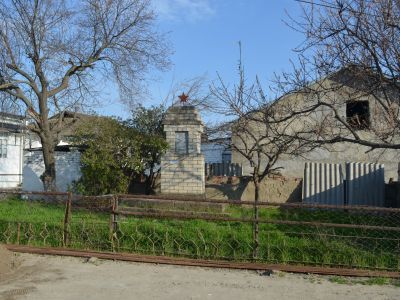 Памятник на первой братской могиле 70 воинам, погибшим в годы гражданской войны