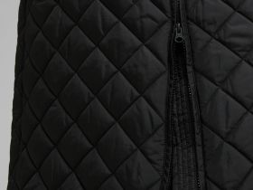 Утепленная стеганая юбка миди