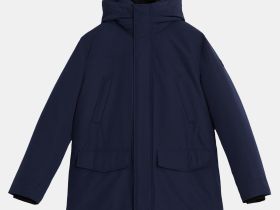 Пуховое полупальто с накладными карманами и капюшоном