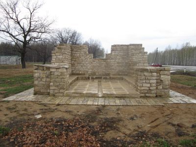 Здание с водоёмом (руины)